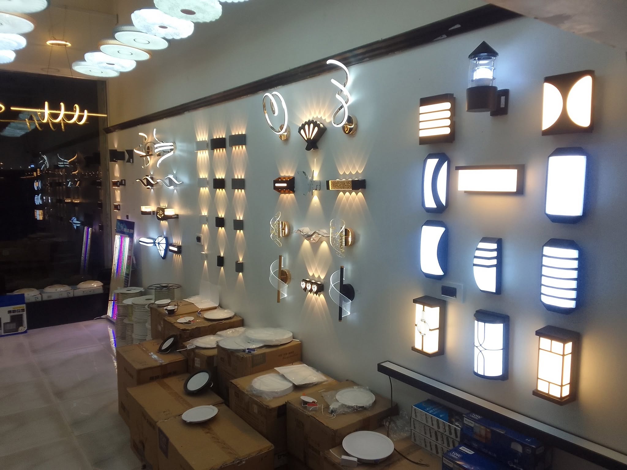 صورة منشأة mh group for lighting - قسم محل أدوات صحية أو كهرباء في Jdeidet Artouz 1